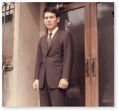 昭和62年、二代目・佐藤一元就任(本社前にて) 昭和62年、二代目・佐藤一元就任(本社前にて)